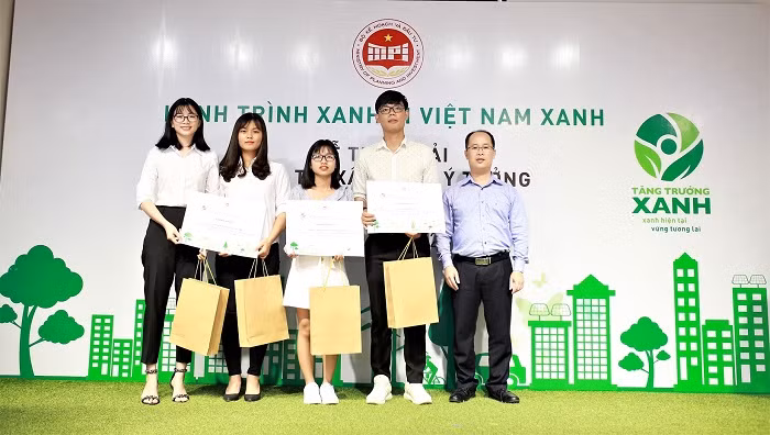 Ông Lê Minh Tuấn - đại diện Ban quản lý dự án trao thưởng cho các tác giả đạt giải trong cuộc thi (Ảnh: An Nhiên).