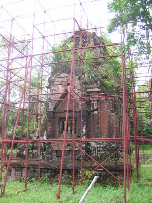 Chằng chống di tích ở Mỹ Sơn. (Ảnh từ năm 2007). Chằng chống di tích ở Mỹ Sơn. (Ảnh từ năm 2007).