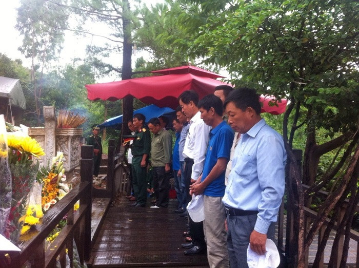 Từng dòng người kính cẩn nghiêng mình thắp những nén tâm hương tri ân các anh hùng liệt sĩ. Từng dòng người kính cẩn nghiêng mình thắp những nén tâm hương tri ân các anh hùng liệt sĩ.