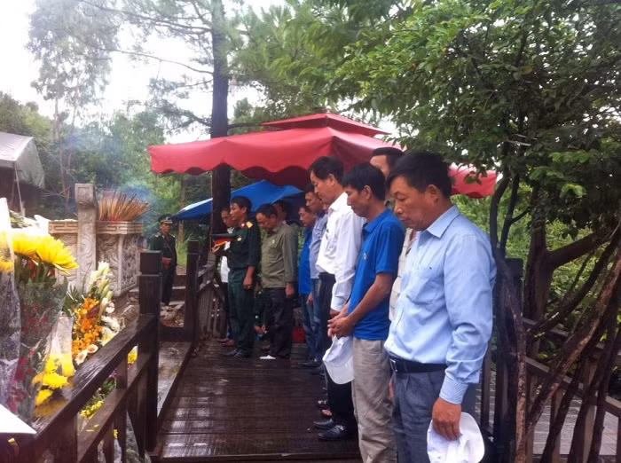 Từng dòng người kính cẩn nghiêng mình thắp những nén tâm hương tri ân các anh hùng liệt sĩ.