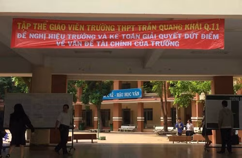 Giáo viên Trường trung học phổ thông Trần Quang Khải treo băng rôn, yêu cầu công khai tài chính (Ảnh minh họa: baotintuc.vn). Giáo viên Trường trung học phổ thông Trần Quang Khải treo băng rôn, yêu cầu công khai tài chính (Ảnh minh họa: baotintuc.vn).