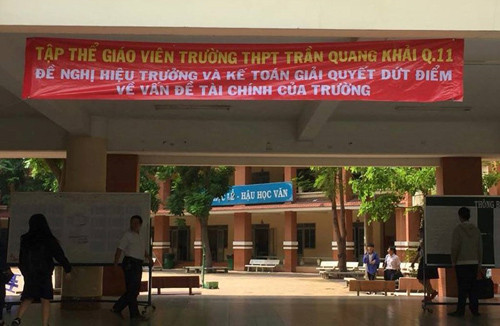Giáo viên Trường trung học phổ thông Trần Quang Khải treo băng rôn, yêu cầu công khai tài chính (Ảnh minh họa: baotintuc.vn). Giáo viên Trường trung học phổ thông Trần Quang Khải treo băng rôn, yêu cầu công khai tài chính (Ảnh minh họa: baotintuc.vn).