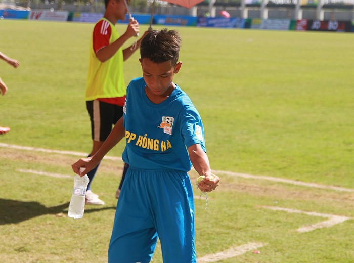 Các cầu thủ tạm nghỉ uống nước vài lần trong lúc trận đấu diễn ra. Các cầu thủ tạm nghỉ uống nước vài lần trong lúc trận đấu diễn ra.