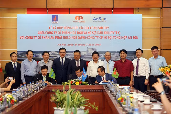 Ký kết hợp đồng hợp tác gia công sợi DTY của Nhà máy Xơ sợi Đình Vũ.