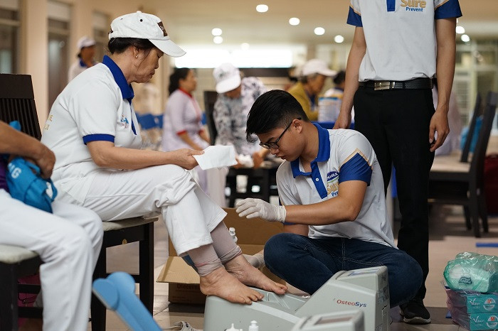 Vinamilk tổ chức từ vấn và đo loãng xương miễn phí cho người cao tuổi tham gia chương trình. Vinamilk tổ chức từ vấn và đo loãng xương miễn phí cho người cao tuổi tham gia chương trình.