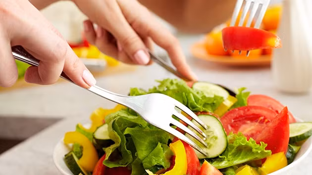 Chế độ ăn uống lành mạnh (Ảnh minh họa: theo healthplus.vn). Chế độ ăn uống lành mạnh (Ảnh minh họa: theo healthplus.vn).