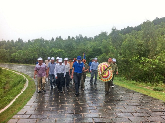 Đoàn người thành kính thăm viếng các anh hùng liệt sĩ. Đoàn người thành kính thăm viếng các anh hùng liệt sĩ.