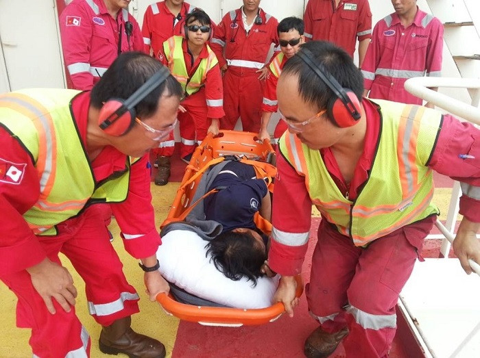 Di chuyển bệnh nhân lên giàn. Di chuyển bệnh nhân lên giàn.