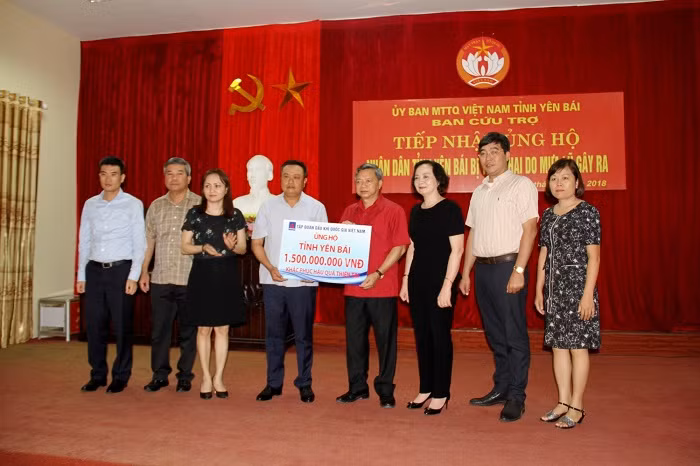 Đồng chí Trần Sỹ Thanh thay mặt cán bộ công nhân viên PVN trao tặng tỉnh Yên Bái số tiền 1,5 tỉ đồng.