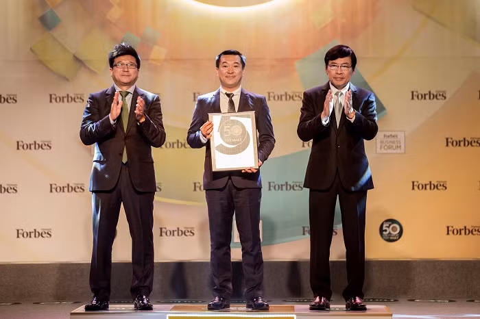 Ông Đỗ Thanh Tuấn – Giám đốc Đối Ngoại Vinamilk nhận chứng nhận của Lễ vinh danh Top 50 công ty niêm yết tốt nhất Việt Nam.