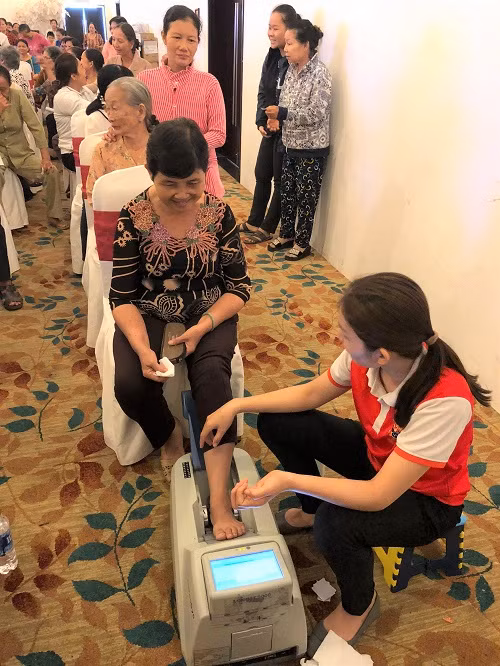 Người cao tuổi được tham gia đo loãng xương miễn phí tại hội thảo.