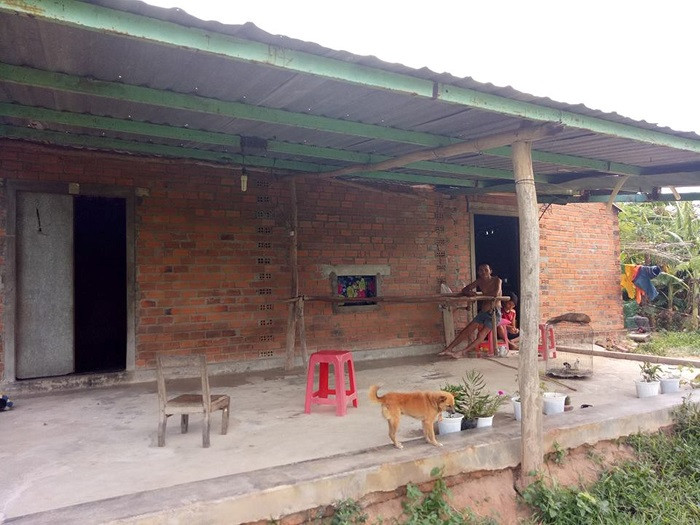 Ngôi nhà tồi tàn của hai cha con. Ngôi nhà tồi tàn của hai cha con.