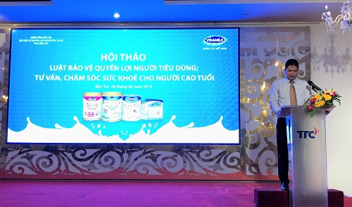 Đại diện Vinamilk ông Trần Hữu Định - Giám đốc kinh doanh miền tây phát biểu tại hội thảo. Đại diện Vinamilk ông Trần Hữu Định - Giám đốc kinh doanh miền tây phát biểu tại hội thảo.