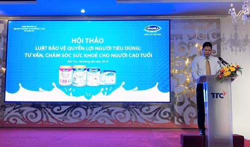 Đại diện Vinamilk ông Trần Hữu Định - Giám đốc kinh doanh miền tây phát biểu tại hội thảo.