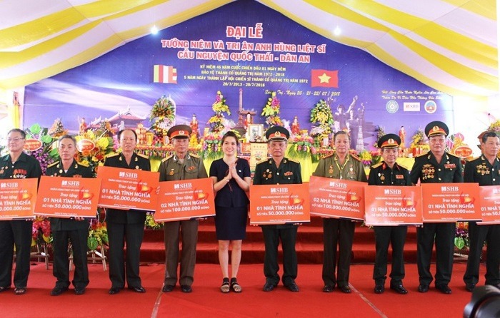 20 căn nhà tình nghĩa là sự thành kính tri ân của Ngân hàng SHB trước sự hy sinh cao cả của các anh hùng liệt sĩ. 20 căn nhà tình nghĩa là sự thành kính tri ân của Ngân hàng SHB trước sự hy sinh cao cả của các anh hùng liệt sĩ.