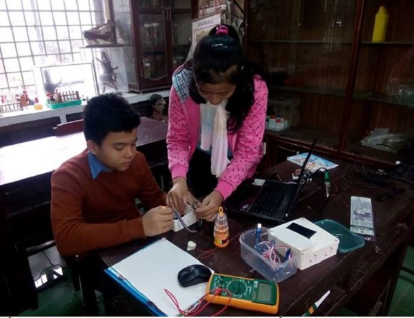 Triều Dâng và Bảo Ngọc hoàn thiện sản phẩm sáng tạo của mình (Ảnh: tác giả cung cấp). Triều Dâng và Bảo Ngọc hoàn thiện sản phẩm sáng tạo của mình (Ảnh: tác giả cung cấp).