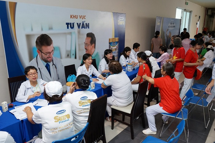 Các Bác sĩ Trung tâm dinh dưỡng Vinamilk tư vấn sức khỏe và chế độ dinh dưỡng cho người cao tuổi tham gia chương trình. Các Bác sĩ Trung tâm dinh dưỡng Vinamilk tư vấn sức khỏe và chế độ dinh dưỡng cho người cao tuổi tham gia chương trình.