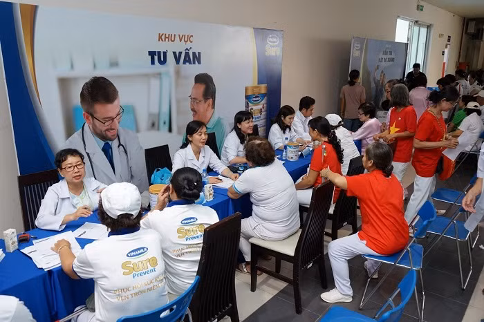 Các Bác sĩ Trung tâm dinh dưỡng Vinamilk tư vấn sức khỏe và chế độ dinh dưỡng cho người cao tuổi tham gia chương trình.