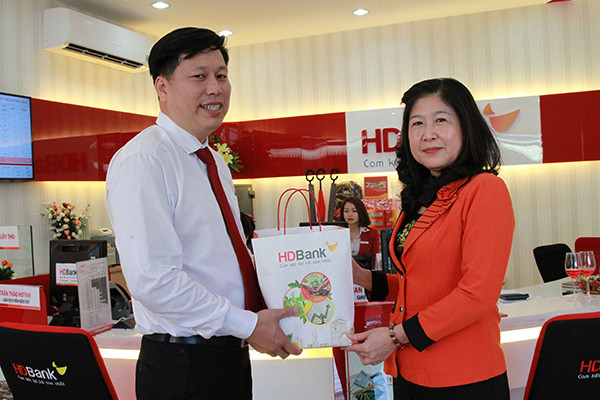 Khách hàng nhận quà khai trương tại HDBank Ngã Năm. Khách hàng nhận quà khai trương tại HDBank Ngã Năm.