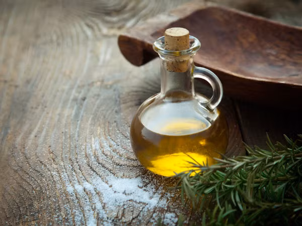 Lợi ích của dầu thầu dầu cho khuôn mặt (Ảnh: theo Boldsky).