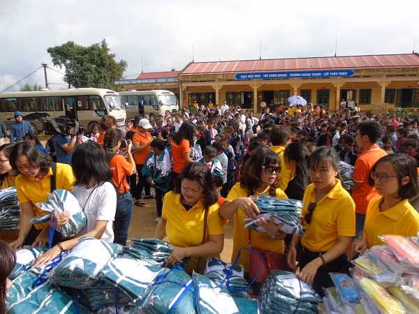 Mọi người chuẩn bị quà tặng cho các em học sinh.