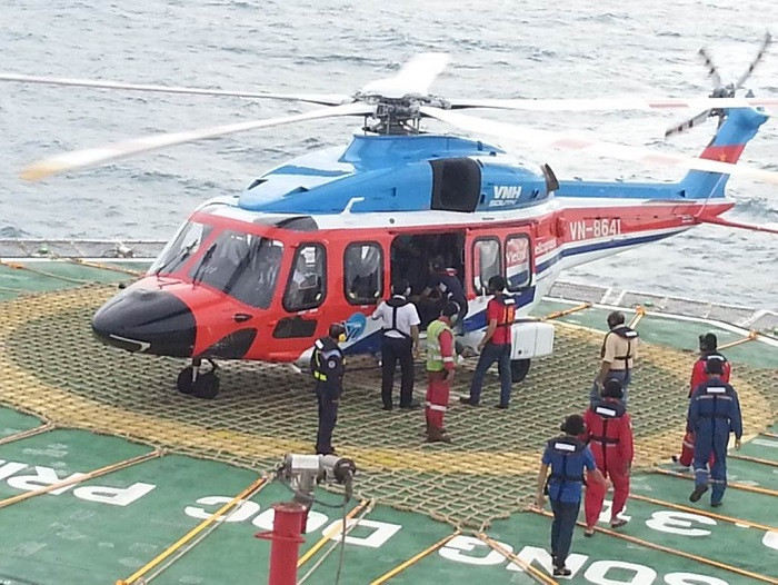 Vận chuyển người bị nạn về đất liền bằng máy bay trực thăng. Vận chuyển người bị nạn về đất liền bằng máy bay trực thăng.
