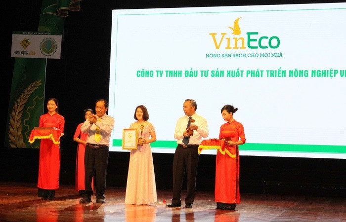 Đại diện VinEco nhận chứng nhận “Thương hiệu Vàng nông nghiệp Việt Nam”.