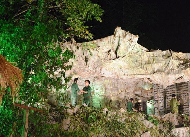 Tái hiện khung cảnh làm việc của các chiến sĩ tại hang Lèn Hà. Tái hiện khung cảnh làm việc của các chiến sĩ tại hang Lèn Hà.