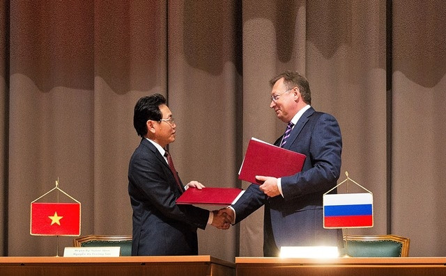 Tổng Giám đốc Petrovietnam Nguyễn Vũ Trường Sơn, Trưởng đoàn phía Việt Nam và ông Kudryashov S. I. - Tổng Giám đốc Zarubezhneft, Trưởng đoàn phía Nga ký Văn kiện Hội đồng. Tổng Giám đốc Petrovietnam Nguyễn Vũ Trường Sơn, Trưởng đoàn phía Việt Nam và ông Kudryashov S. I. - Tổng Giám đốc Zarubezhneft, Trưởng đoàn phía Nga ký Văn kiện Hội đồng.