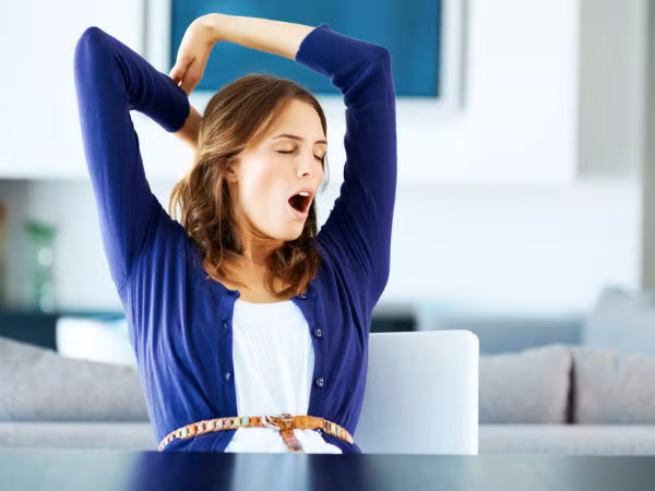 Có nhiều cách để đẩy lùi cảm giác mệt mỏi vào buổi sáng (Ảnh: theo Boldsky).