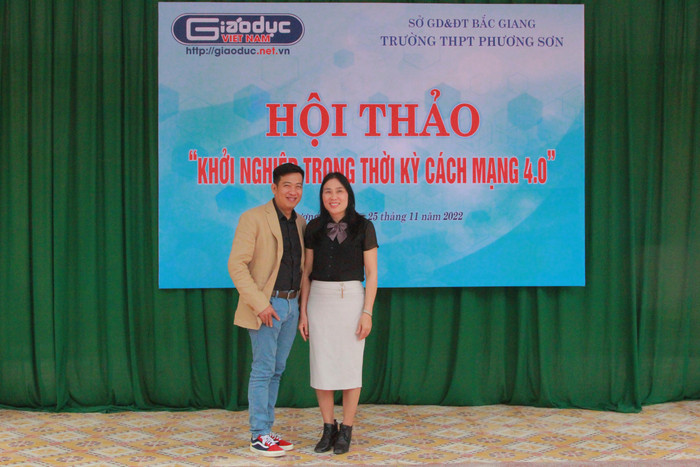 Thạc sĩ Lý luận Văn học Nguyễn Dung Nghi chụp ảnh cùng nhà văn, nhà báo, diễn giả Hoàng Anh Tú tại Hội thảo. Thạc sĩ Lý luận Văn học Nguyễn Dung Nghi chụp ảnh cùng nhà văn, nhà báo, diễn giả Hoàng Anh Tú tại Hội thảo.