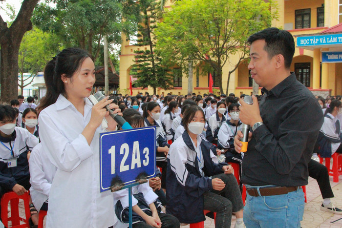 Học sinh lớp 12A3 hào hứng chia sẻ.