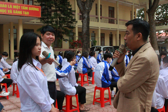 Diễn giả Hoàng Anh Tú giao lưu cùng học sinh.