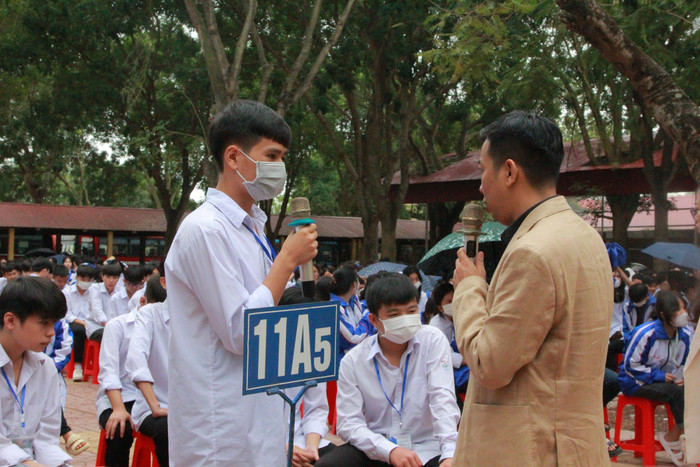 Diễn giả Hoàng Anh Tú chia sẻ với học sinh tại Hội thảo.