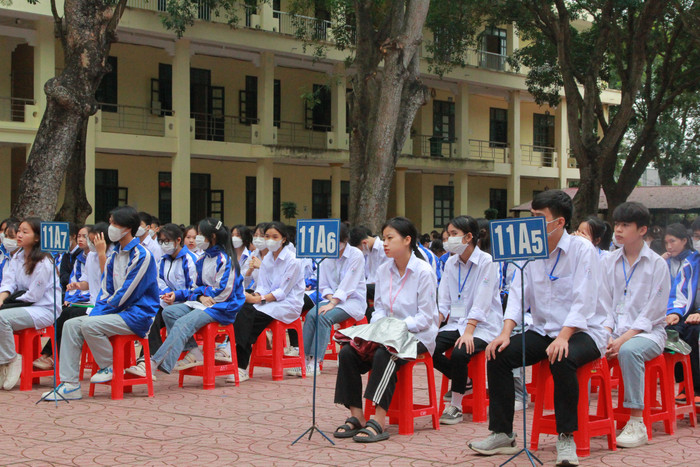 Học sinh Trường Trung học phổ thông Cẩm Lý lắng nghe chia sẻ trong Hội thảo sáng ngày 25/11 Học sinh Trường Trung học phổ thông Cẩm Lý lắng nghe chia sẻ trong Hội thảo sáng ngày 25/11