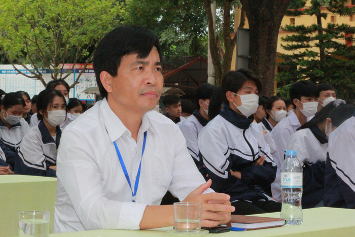 Thầy Phạm Hùng, Hiệu trưởng Trường Trung học phổ thông Phương Sơn dự Hội thảo.