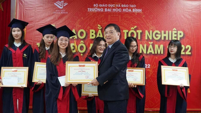Nguyễn Thị Hà nhận Giấy khen trong Lễ trao bằng tốt nghiệp Trường Đại học Hoà Bình năm 2022. (Ảnh: Nhân vật cung cấp). Nguyễn Thị Hà nhận Giấy khen trong Lễ trao bằng tốt nghiệp Trường Đại học Hoà Bình năm 2022. (Ảnh: Nhân vật cung cấp).