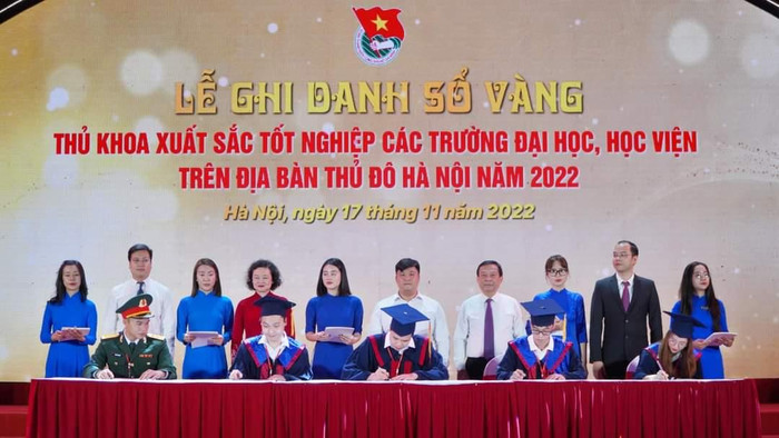 Nguyễn Thị Hà (ngồi viết, ngoài cùng, bên phải) trong Lễ ghi danh sổ vàng diễn ra tối ngày 17/11/2022. (Ảnh: Nhân vật cung cấp). Nguyễn Thị Hà (ngồi viết, ngoài cùng, bên phải) trong Lễ ghi danh sổ vàng diễn ra tối ngày 17/11/2022. (Ảnh: Nhân vật cung cấp).