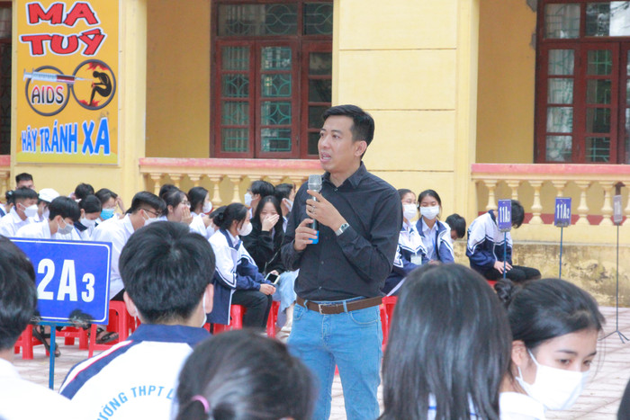 Diễn giả Hoàng Anh Tú chia sẻ về vai trò của chỉ số EQ.