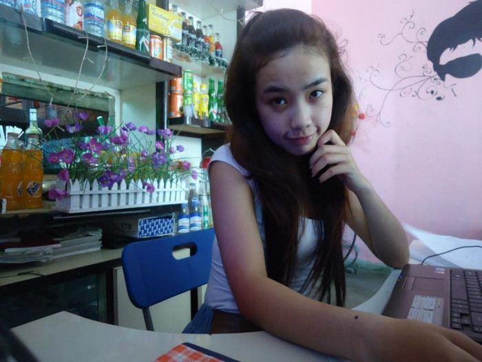 bạn ấy là người rất vui vẻ, hào đồng và năng động.