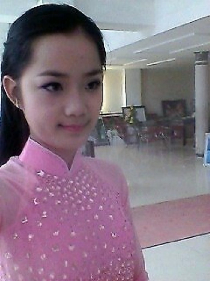 Khánh Ly là người vui vẻ, hòa đồng. thích đi du lịch, đọc sách, nghe nhạc.Ước mơ trở thành một nhà ngoại giao...