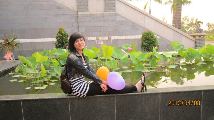 "Hòa đồng thích giúp đỡ moi người.làm những gì mình cảm thấy không hổ thẹn. năng khiếu:hát nấu ăn,hài hước làm mọi người vui vẻ ...."