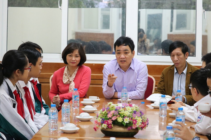 Thầy Đoàn Công Thạo - Hiệu trưởng nhà trường dặn dò học sinh trước khi lên đường dự thi “Thử thách nhà Toán học tương lai”. Thầy Đoàn Công Thạo - Hiệu trưởng nhà trường dặn dò học sinh trước khi lên đường dự thi “Thử thách nhà Toán học tương lai”.