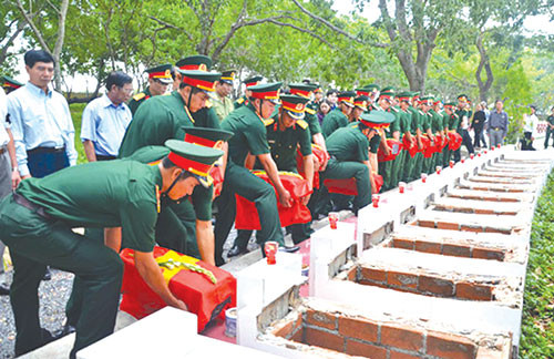 Triển khai lập bản đồ tìm kiếm, quy tập hài cốt liệt sĩ trên phạm vi toàn quốc, phấn đấu đạt 50% địa bàn cấp xã. Tìm kiếm, quy tập khoảng 2.000 hài cốt liệt sĩ. ảnh: chinhphu.vn Triển khai lập bản đồ tìm kiếm, quy tập hài cốt liệt sĩ trên phạm vi toàn quốc, phấn đấu đạt 50% địa bàn cấp xã. Tìm kiếm, quy tập khoảng 2.000 hài cốt liệt sĩ. ảnh: chinhphu.vn