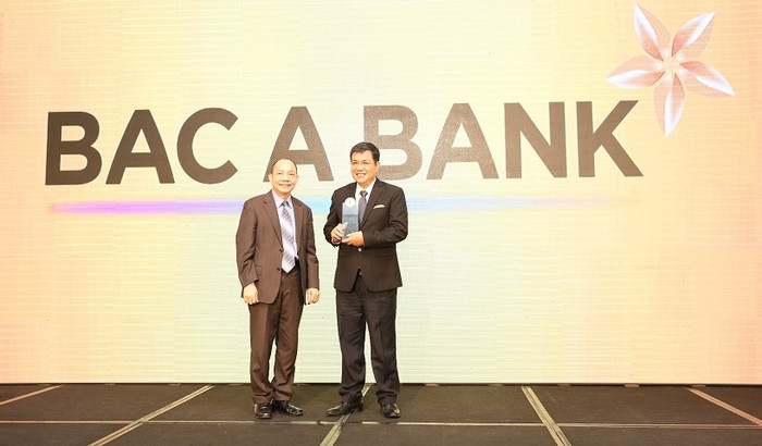 Ông Võ Văn Quang - Phó Tổng giám đốc Bac A Bank nhận giải thưởng "Ngân hàng vì cộng đồng". ảnh: bacabank. Ông Võ Văn Quang - Phó Tổng giám đốc Bac A Bank nhận giải thưởng "Ngân hàng vì cộng đồng". ảnh: bacabank.
