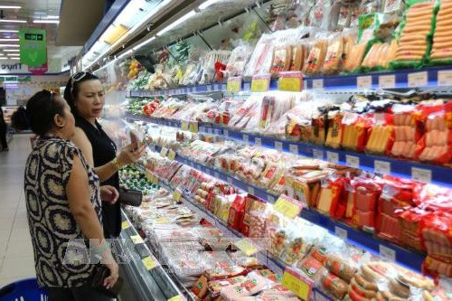 Đảm bảo hàng hóa thiết yếu phục vụ nhân dân vui đón Tết. ảnh: TTXVN.