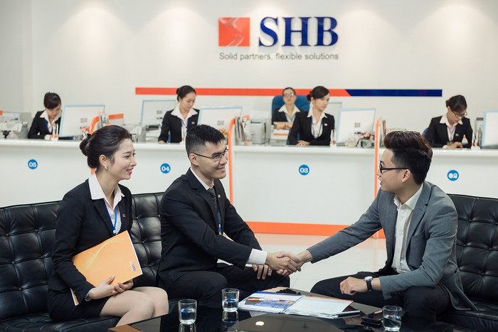 Chủ tịch Đỗ Quang Hiển luôn đề cao vai trò của đội ngũ nhân sự, coi việc phát triển đội ngũ cán bộ nhân viên là yếu tố quan trọng trong thành công của SHB. Chủ tịch Đỗ Quang Hiển luôn đề cao vai trò của đội ngũ nhân sự, coi việc phát triển đội ngũ cán bộ nhân viên là yếu tố quan trọng trong thành công của SHB.