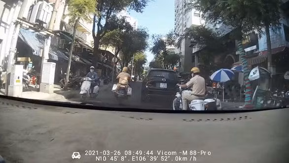 Hai chiến sĩ Cảnh sát giao thông quận 5 (Thành phố Hồ Chí Minh) dùng xe mô tô đặc chủng dẫn đường đưa sản phụ đẻ "rớt" trên xe nhanh chóng nhập viện cấp cứu. Ảnh chụp từ clip. Hai chiến sĩ Cảnh sát giao thông quận 5 (Thành phố Hồ Chí Minh) dùng xe mô tô đặc chủng dẫn đường đưa sản phụ đẻ "rớt" trên xe nhanh chóng nhập viện cấp cứu. Ảnh chụp từ clip.