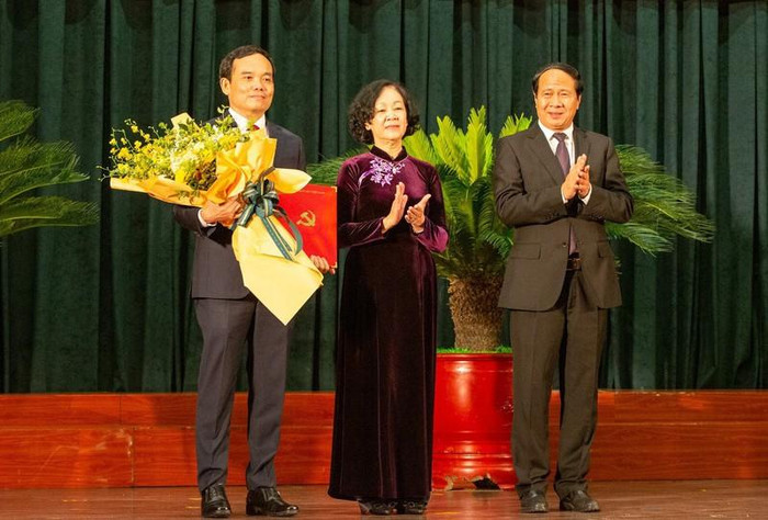 Bà Trương Thị Mai - Trưởng ban Tổ chức Trung ương và ông Lê Văn Thành - nguyên Bí thư Thành ủy Hải Phòng, Phó Thủ tướng Chính phủ chúc mừng ông Trần Lưu Quang (trái) giữ chức vụ Bí thư Thành ủy Hải Phòng. Ảnh: CTV. Bà Trương Thị Mai - Trưởng ban Tổ chức Trung ương và ông Lê Văn Thành - nguyên Bí thư Thành ủy Hải Phòng, Phó Thủ tướng Chính phủ chúc mừng ông Trần Lưu Quang (trái) giữ chức vụ Bí thư Thành ủy Hải Phòng. Ảnh: CTV.
