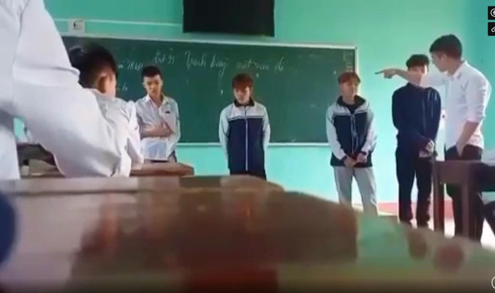 Hành vi của ông Khúc Xuân Hòa vi phạm nghiêm trọng đạo đức nghề giáo. Ảnh chụp từ clip. Hành vi của ông Khúc Xuân Hòa vi phạm nghiêm trọng đạo đức nghề giáo. Ảnh chụp từ clip.